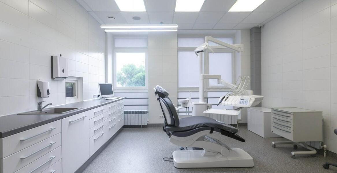 Jak dentysta na Racławickiej dba o komfort pacjentów podczas zabiegów?