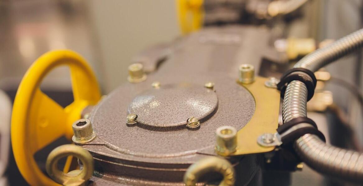 Jakie innowacje w zakresie bezpieczeństwa oferują nowoczesne podnośniki pneumatyczne?