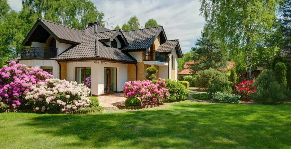 Bezpłatny parking przy luksusowych domkach - jakie daje możliwości?