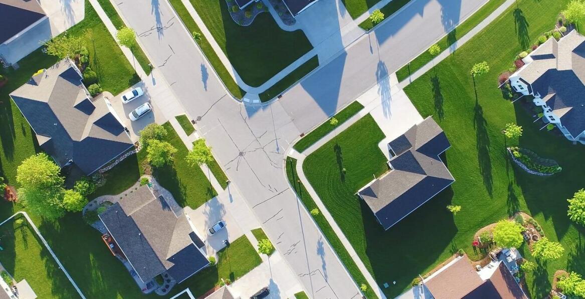 Jakie udogodnienia oferują osiedla blisko centrów handlowych i kulturalnych?