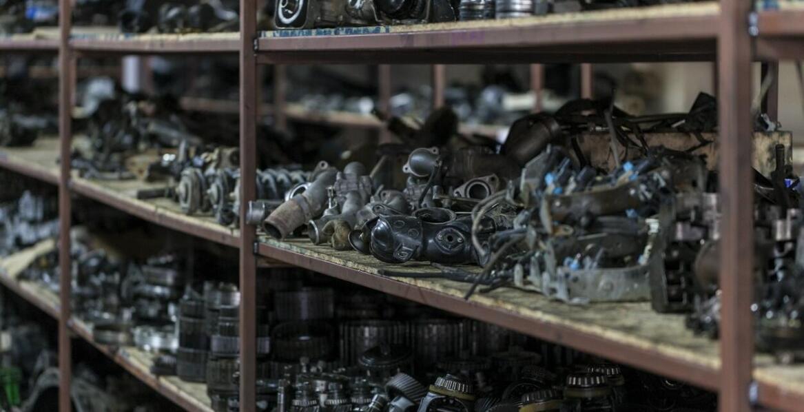 Części zamienne wózki widłowe: co powinno znaleźć się w magazynie każdej firmy?