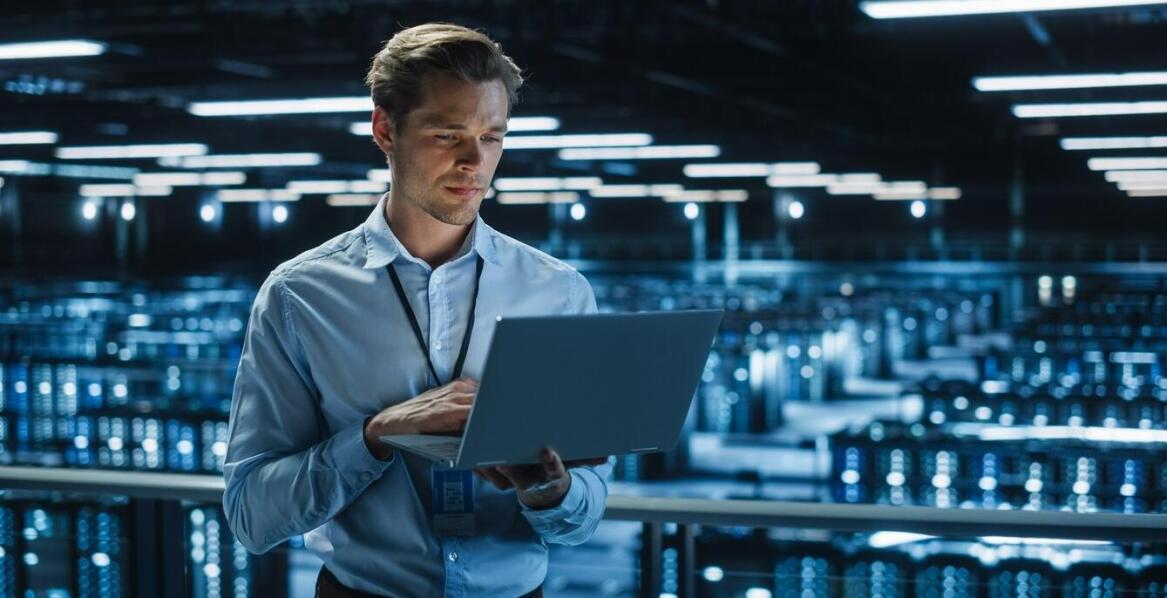 Jakie usługi obejmuje zdalna pomoc informatyczna oferowana przez firmę IT?