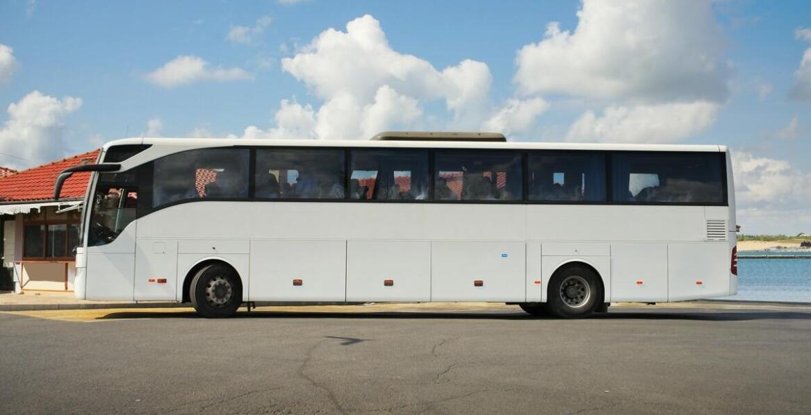 Wynajem busa z kierowcą na imprezy firmowe - dlaczego to dobry wybór?