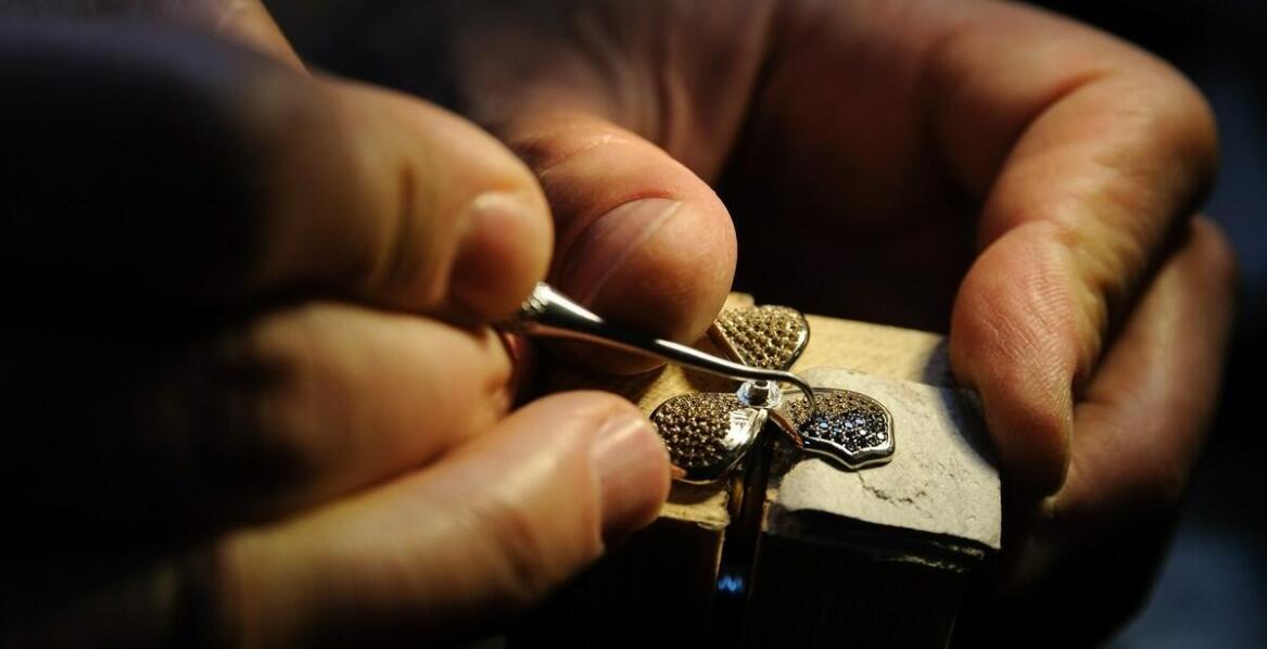 Znaczenie personalizacji w biżuterii - naszyjnik z grawerem dla męża jako przykład