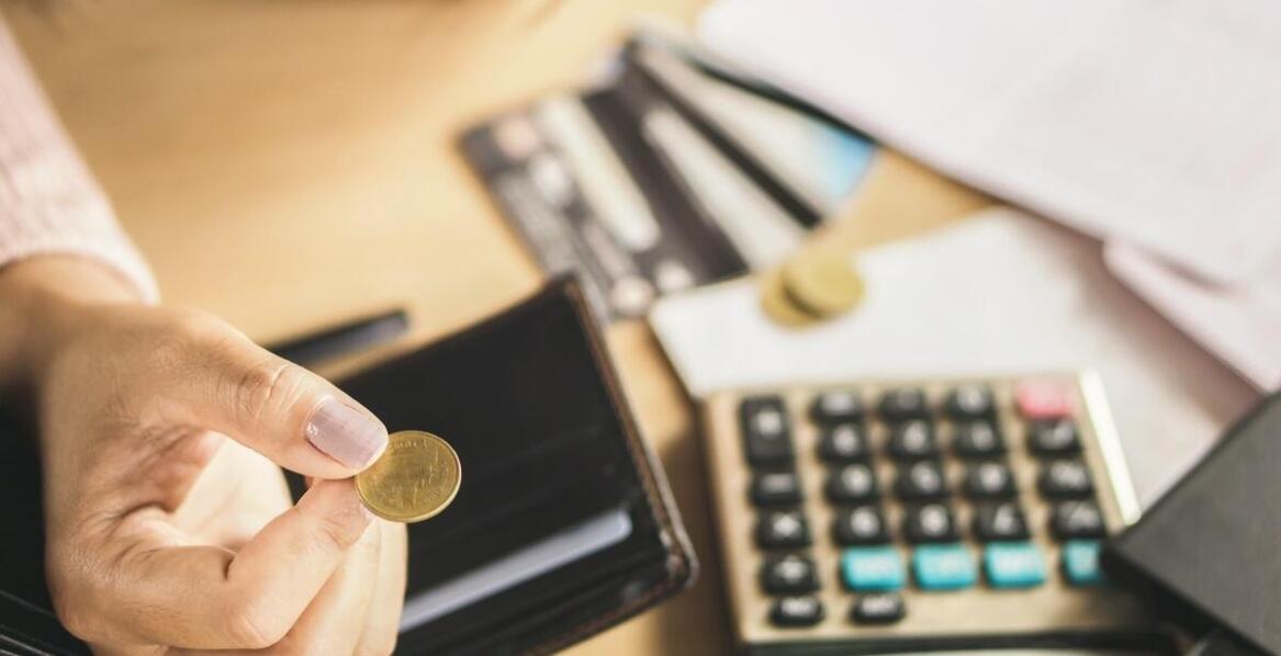 Jak metalowa puszka na pieniądze może pomóc w organizacji budżetu domowego?