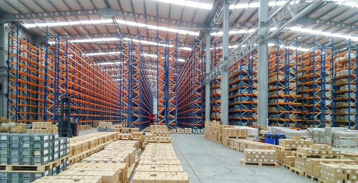 Efektywne zarządzanie przestrzenią magazynową: podejście do wysokiego składowania