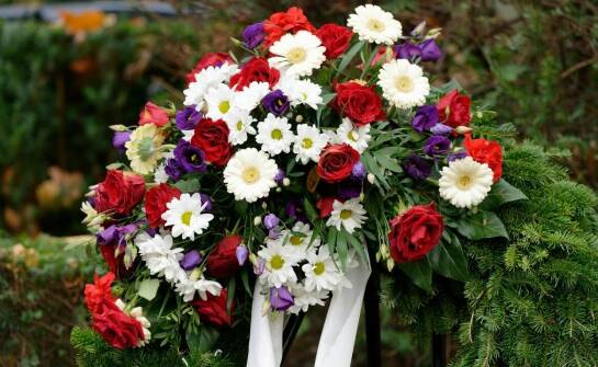 Rola wieńców w kształcie serca w ceremoniach żałobnych różnych kultur
