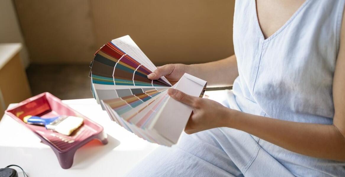 Wpływ kolorystyki tynków ozdobnych na odbiór przestrzeni mieszkalnej