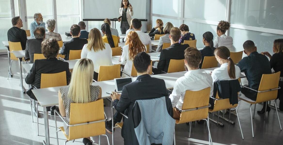 Kluczowe cechy profesjonalnych tłumaczeń ustnych w Poznaniu