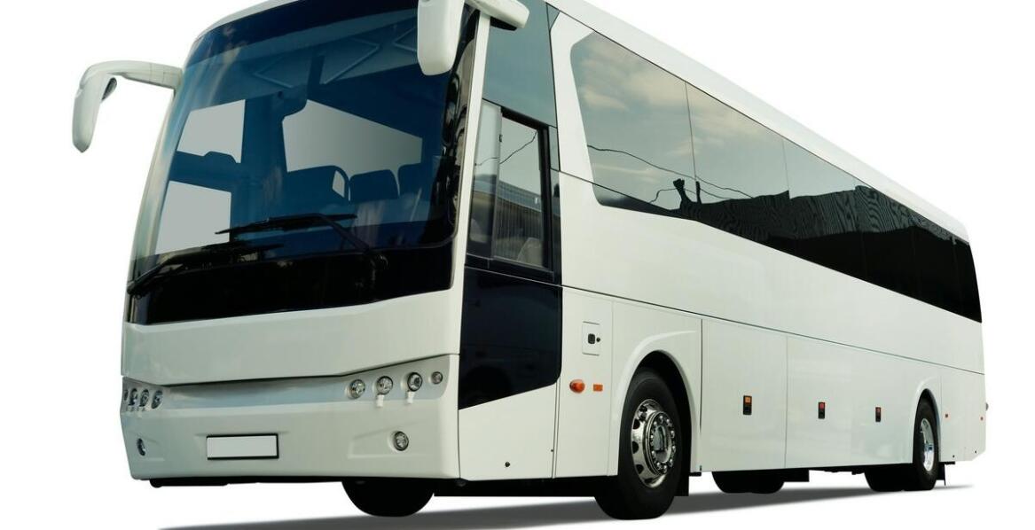 Najnowsze technologie w wynajmowanych busach osobowych: co oferują?