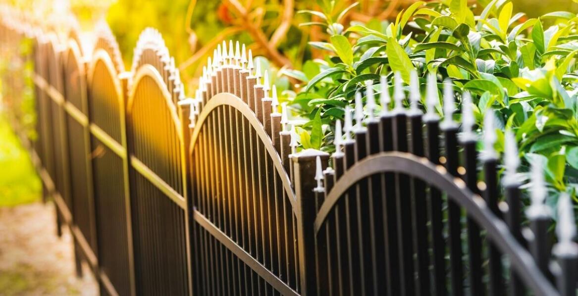 Jakie korzyści niesie ze sobą lakierowanie proszkowe paneli ogrodzeniowych?