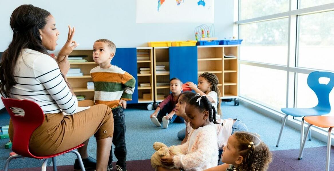 Jak wybrać najlepsze meble do przedszkola, aby wspierały rozwój dzieci?