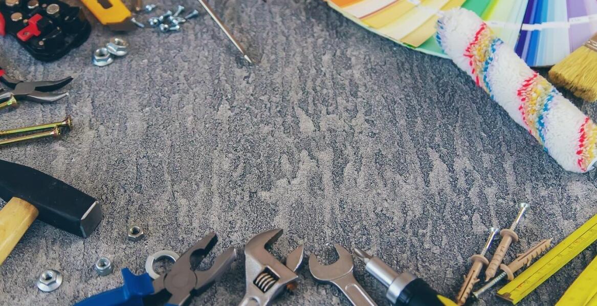 Jakie techniki wykończenia stosuje się przy podłodze z betonu polerowanego?