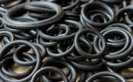 Jakie są najczęstsze błędy przy wyborze uszczelniaczy do rur odpływowych i jak ich unikać?