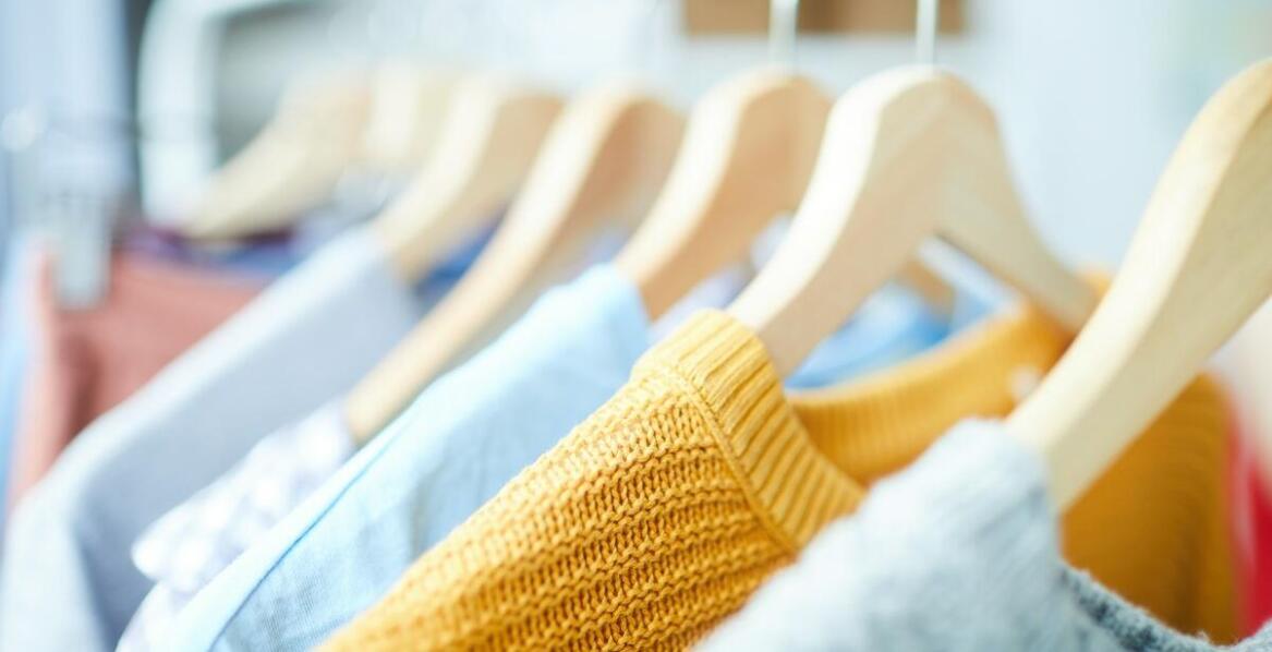 Trendy modowe a odzież używana: Jak nasza stacjonarna hurtownia dostosowuje ofertę?