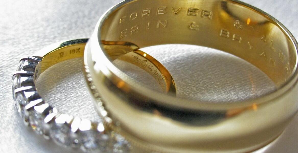 Wybór artystycznych obrączek ślubnych ze złota – jak podkreślić wyjątkowość ceremonii?