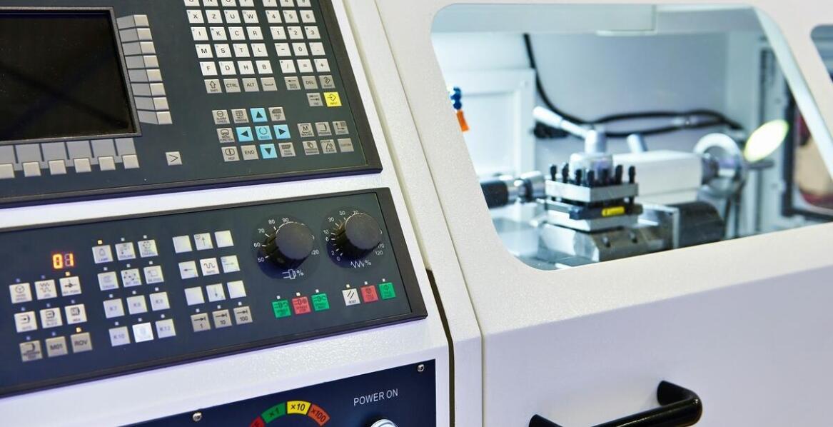 Pionowe centra obróbcze a automatyzacja produkcji: co warto wiedzieć?