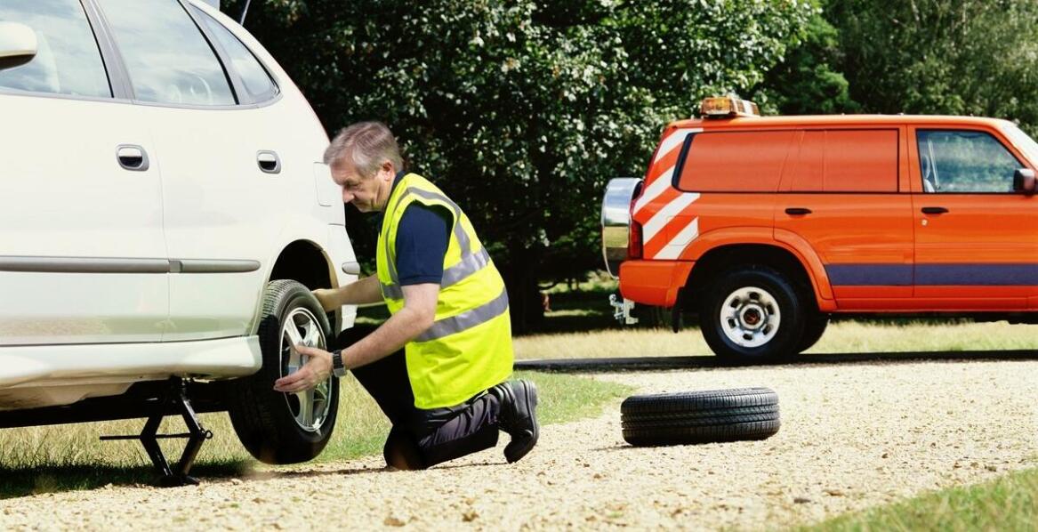 Wymiana opon na drodze – jak skutecznie skorzystać z usług pomocy drogowej?