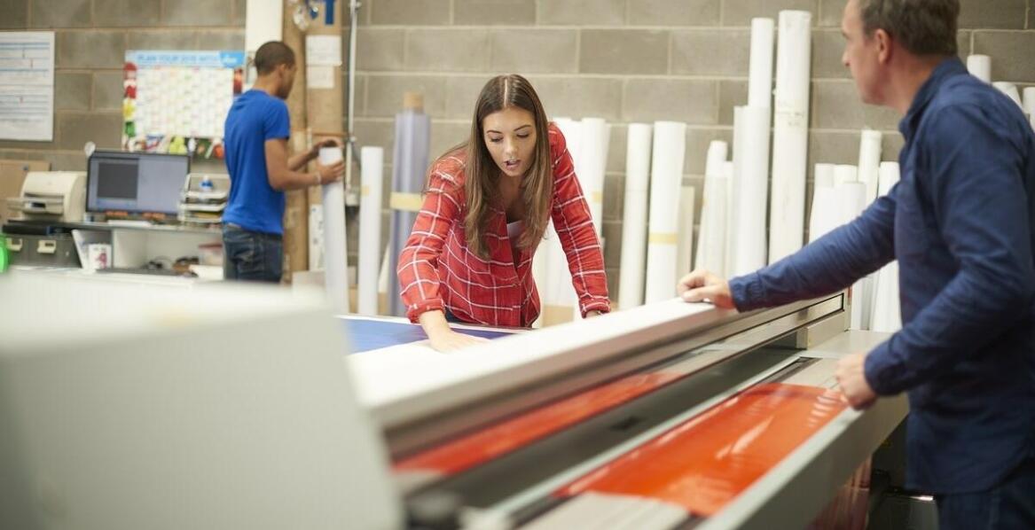 Banery reklamowe – jak zapewnić ich odporność na warunki atmosferyczne?