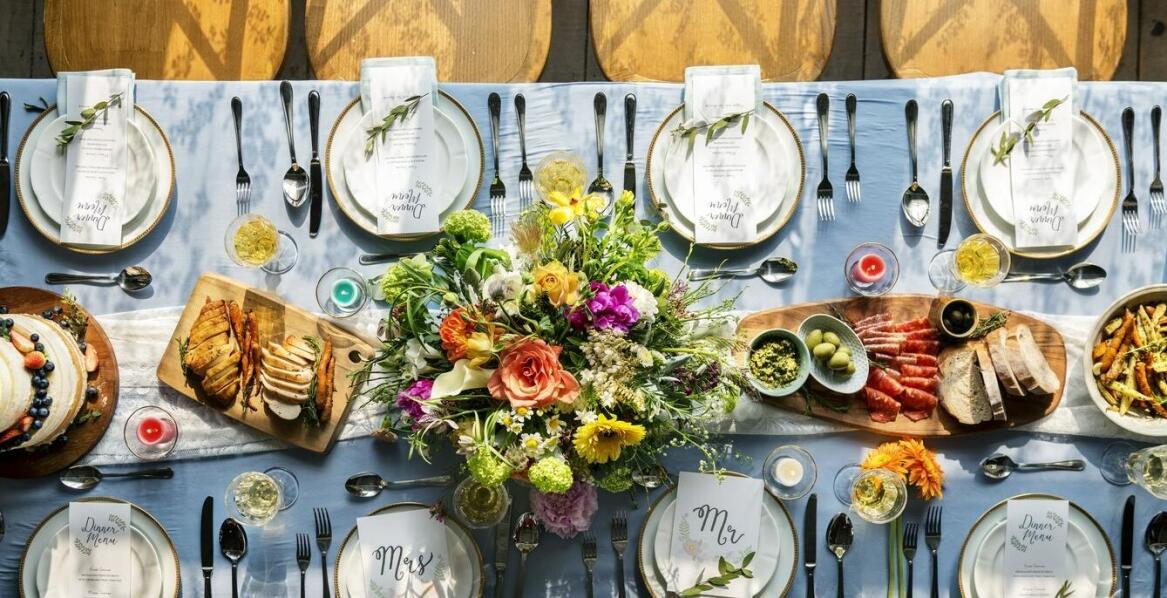 Stół wiejski jako atrakcja na przyjęciu komunijnym – dlaczego warto?