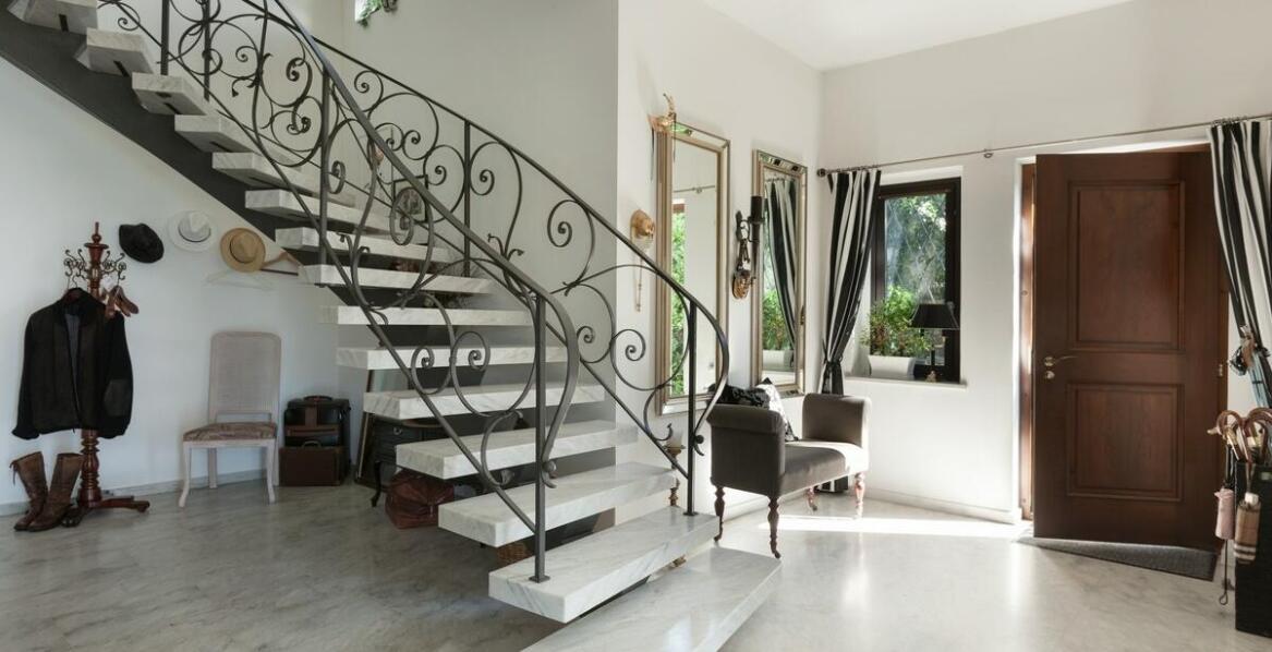 Schody z kamienia – jak usługi kamieniarskie zapewniają ich trwałość?