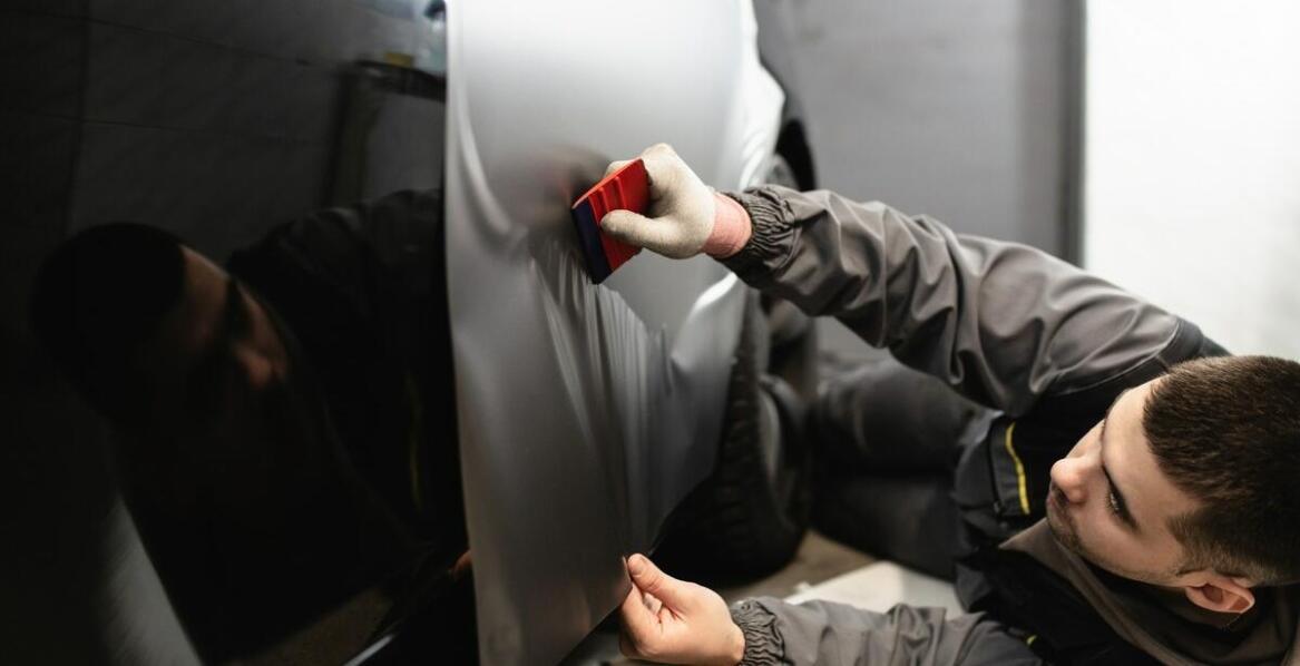 Jakie materiały są najczęściej używane do oklejania samochodów i dlaczego?