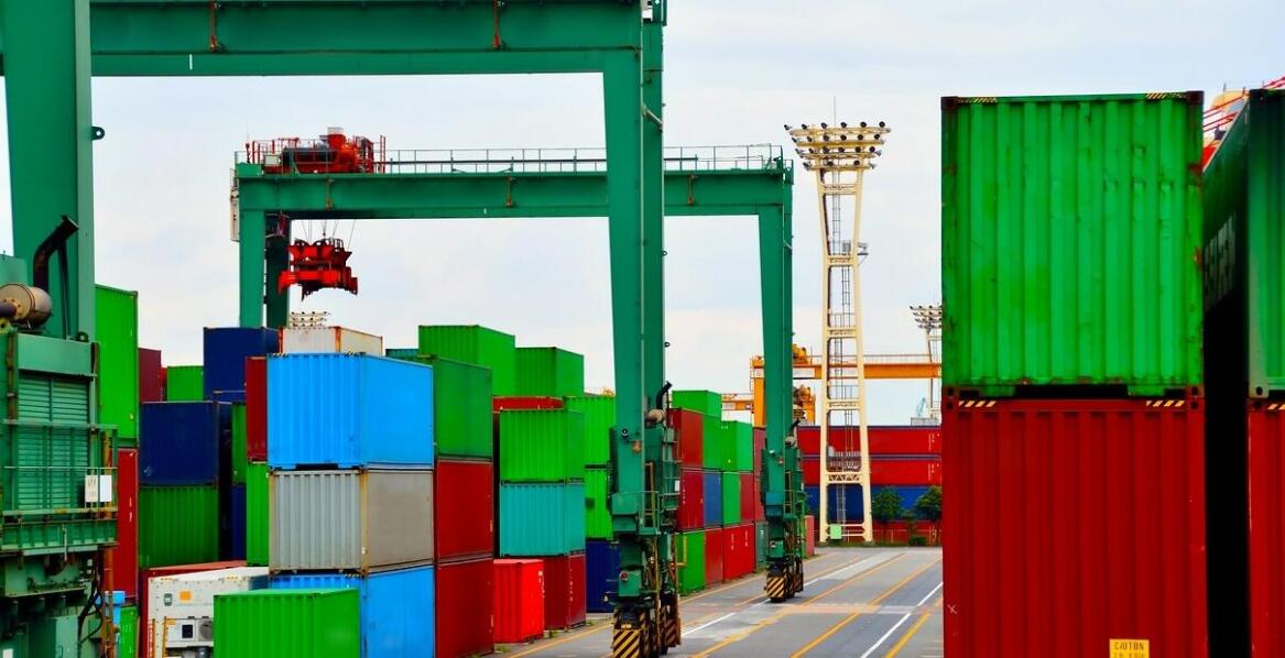 Wynajem kontenerów a przepisy dotyczące utylizacji odpadów