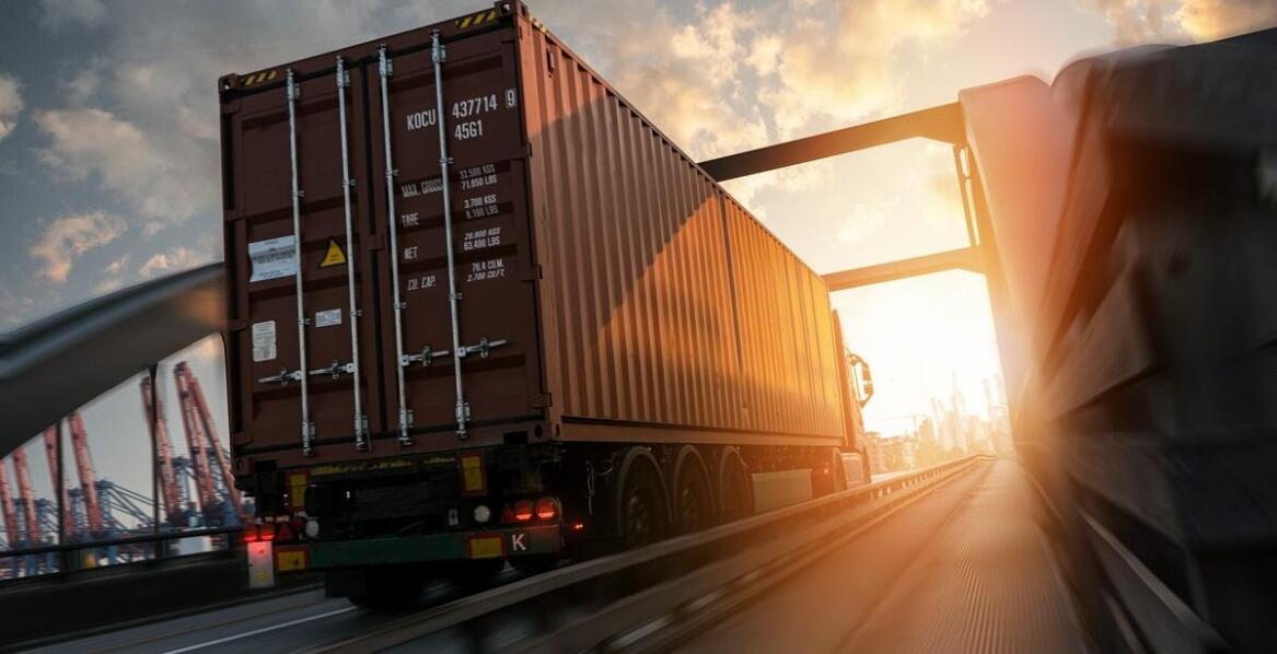 Jak nowoczesna flota transportowa wpływa na jakość przeprowadzek zagranicznych?