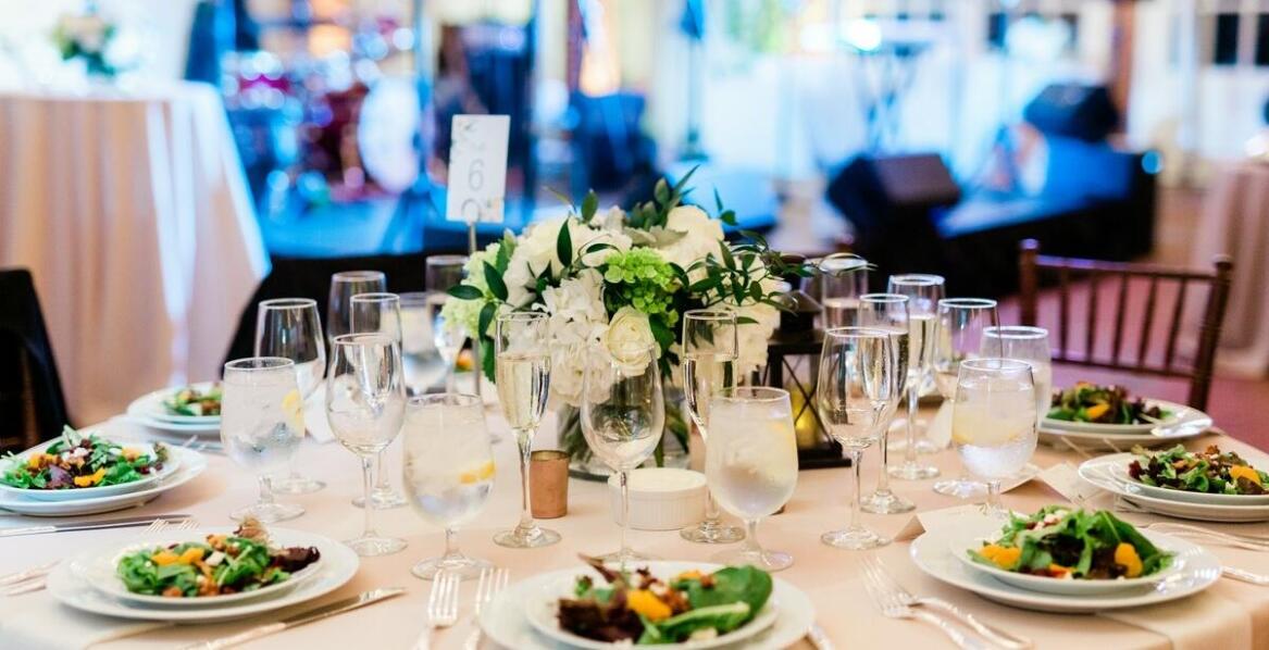 Sala weselna z widokiem na morze: co możemy zaoferować nowożeńcom?