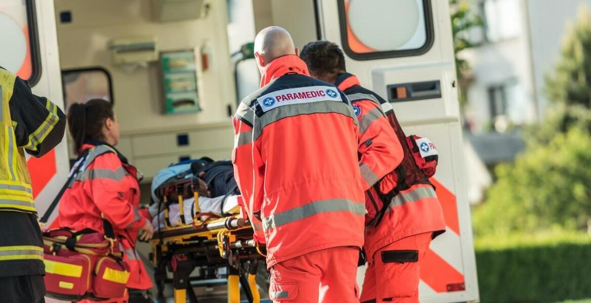 Transport sanitarny w sytuacjach nagłych i planowanych – co warto wiedzieć?