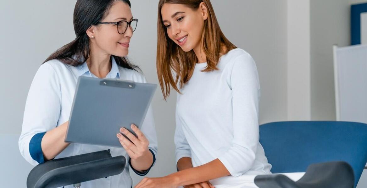 Z nastolatką u ginekologa. Kiedy jest czas na pierwsz