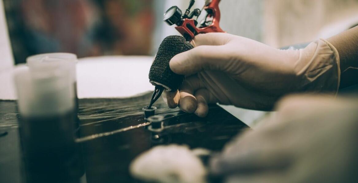 Jakie są kluczowe różnice między różnymi technikami tatuowania?