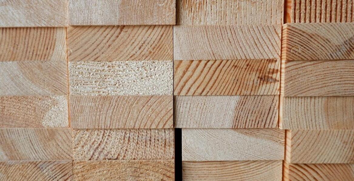 Jakie są najważniejsze kryteria przy wyborze tarcicy budowlanej?