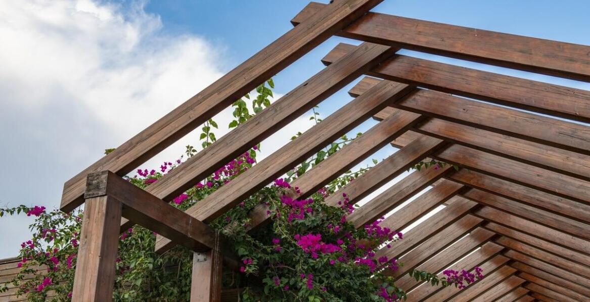 Zalety lokalnego pozyskiwania drewna do produkcji więźby dachowej