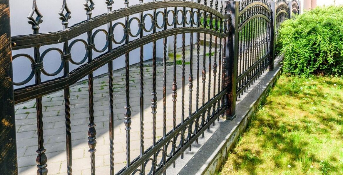 Jak żeliwne elementy ogrodzeniowe mogą odmienić estetykę Twojej posesji?