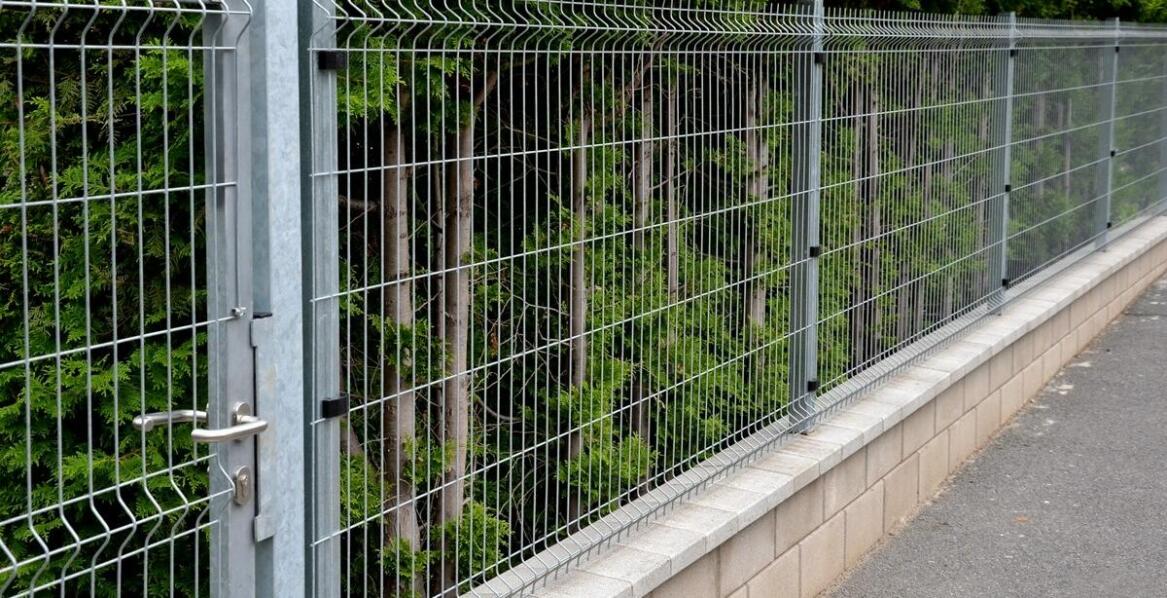 Jakie są kluczowe zalety ogrodzeń panelowych 2D w kontekście bezpieczeństwa?