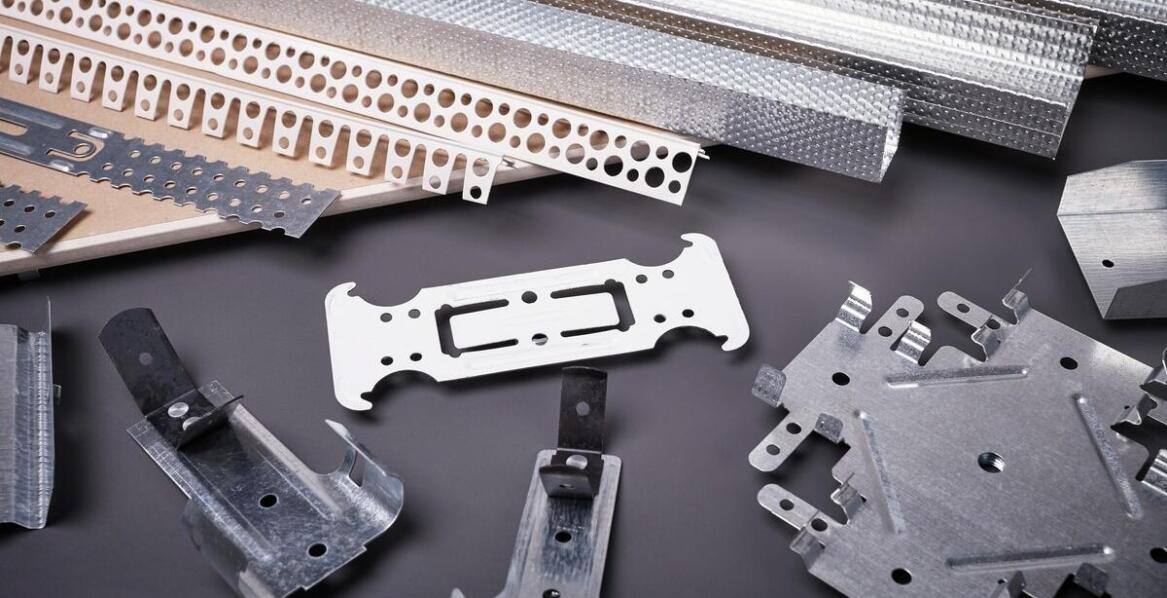 Jakie cechy powinny mieć kufry transportowe do sprzętu przemysłowego?