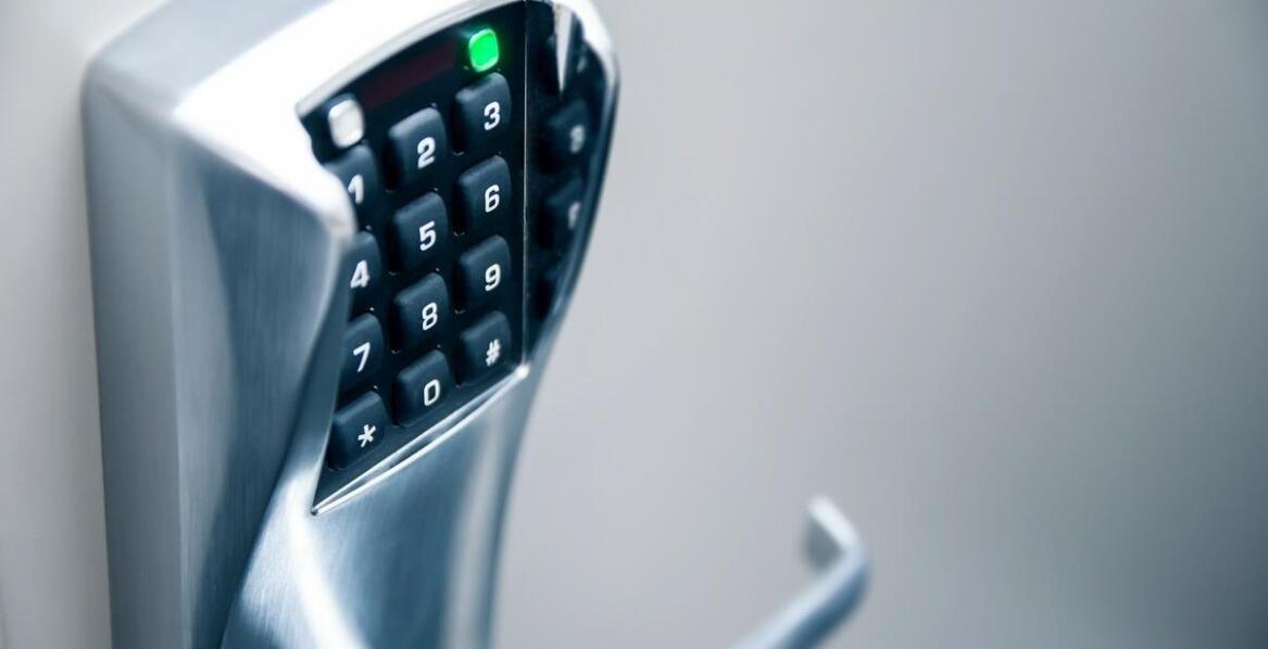 Wpływ zaawansowanych systemów zamknięć na bezpieczeństwo skrzyń transportowych na wymiar