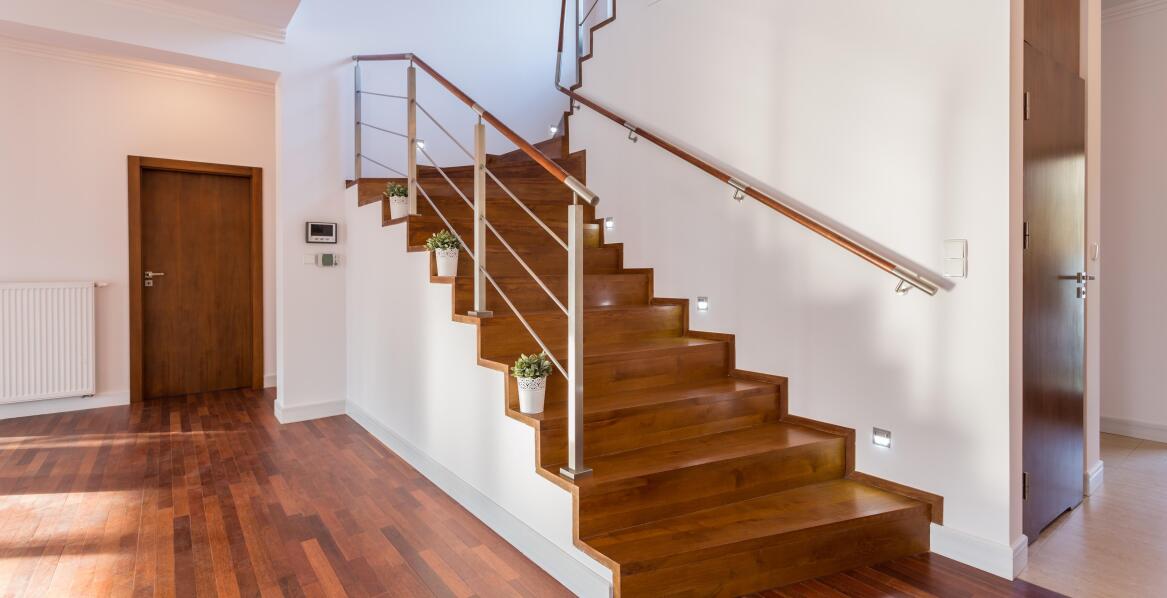 Jak schody drewniane mogą stać się centralnym punktem domu?