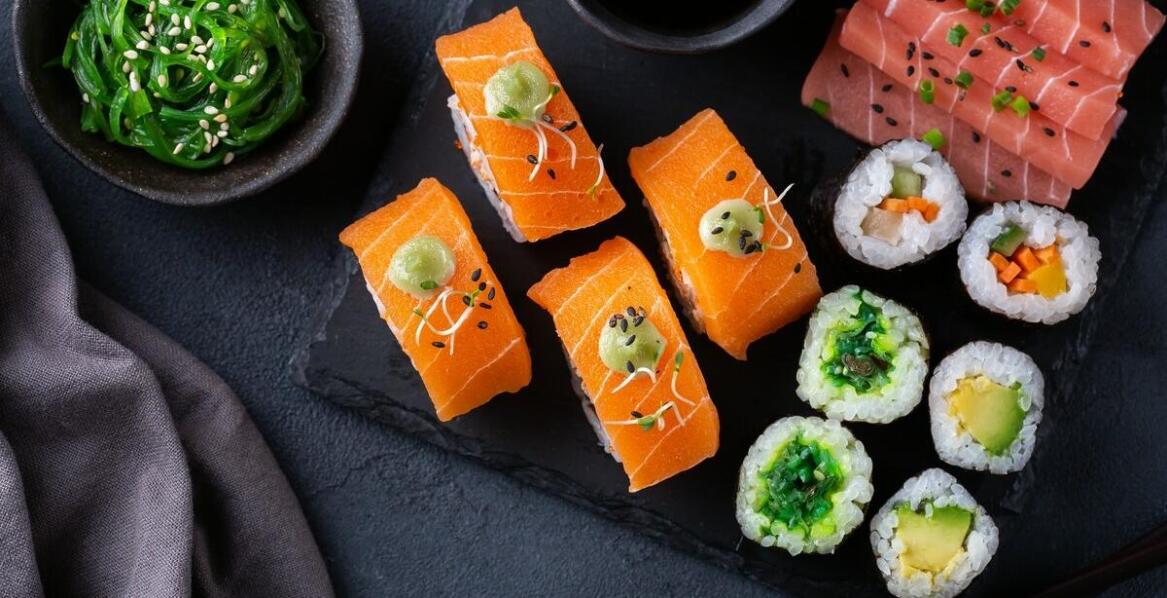 Azjatycka uczta w Twoim domu – co zamówić z naszego menu na dowóz?