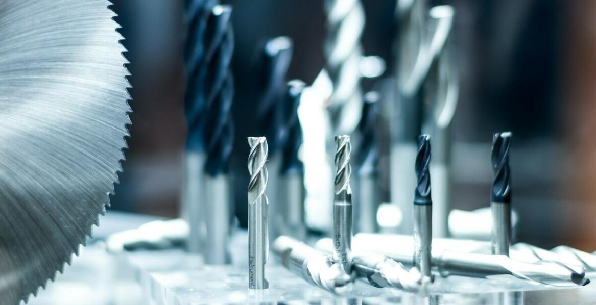 Jakie akcesoria mogą wspierać pracę z rozwiertakiem do metalu?