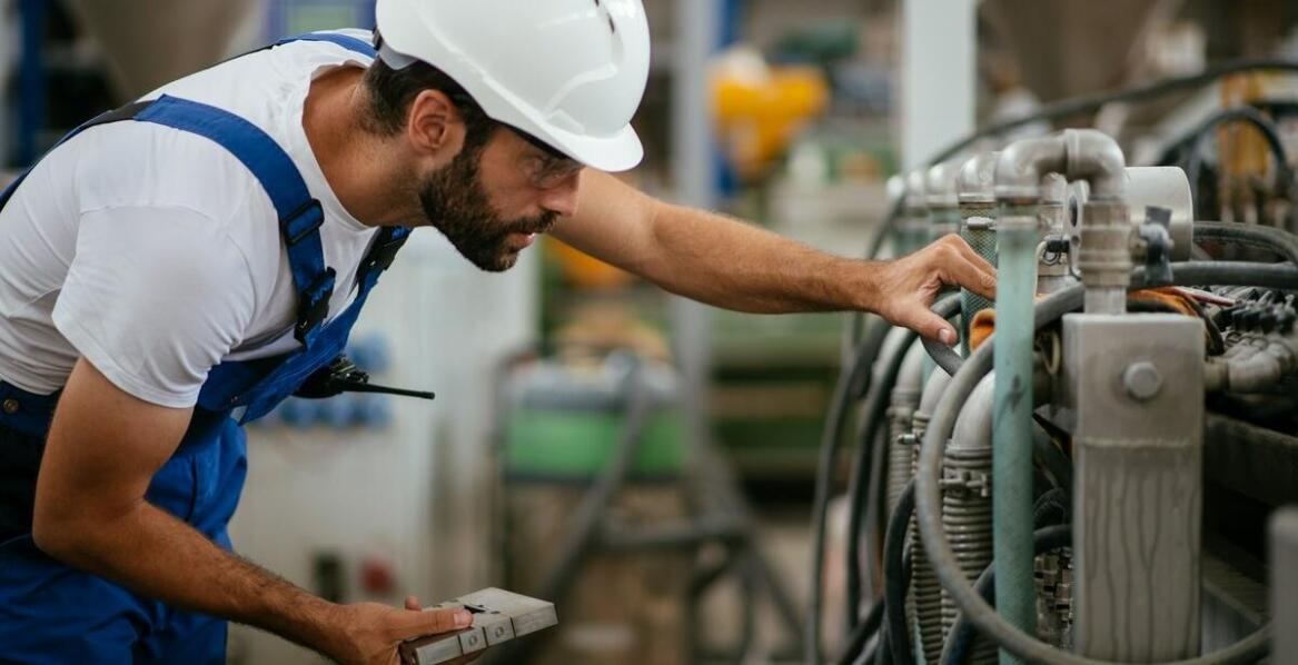Znaczenie regularnej konserwacji maszyn do obróbki metali