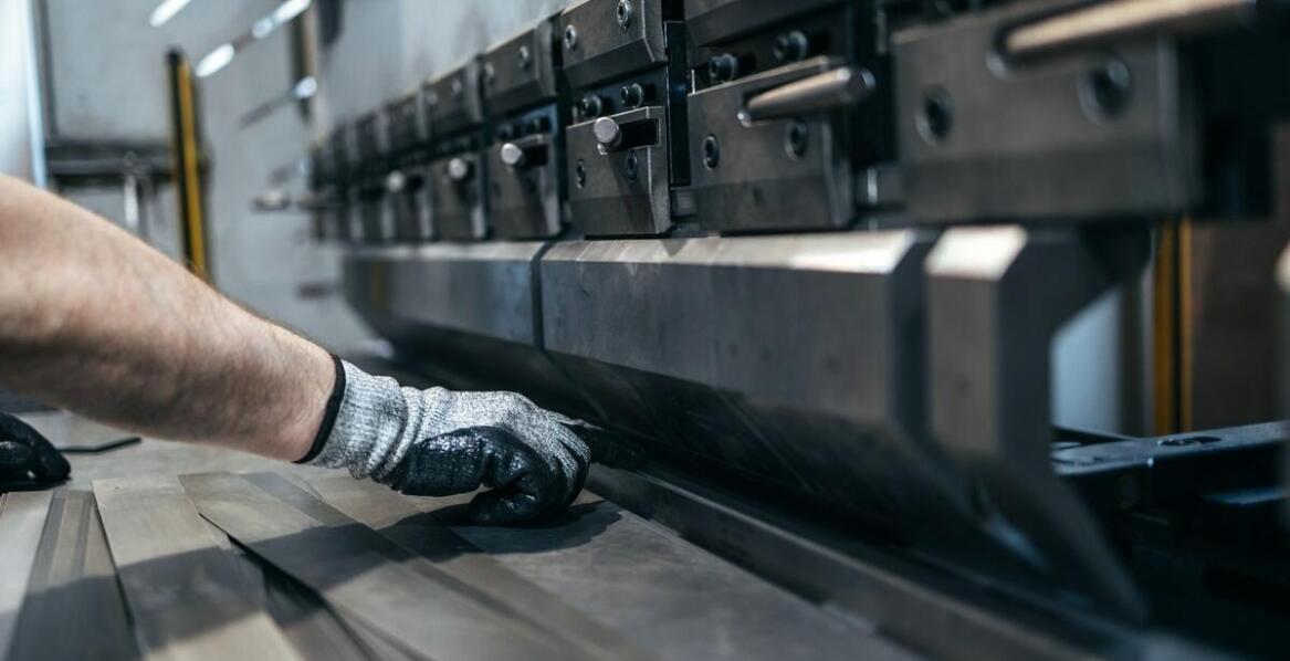 Jakie materiały można giąć za pomocą prasy krawędziowej?