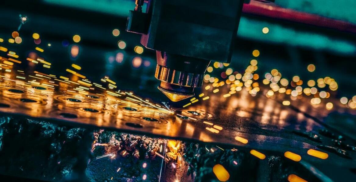 Przecinarka laserowa CNC w przemyśle motoryzacyjnym – jakie korzyści przynosi?