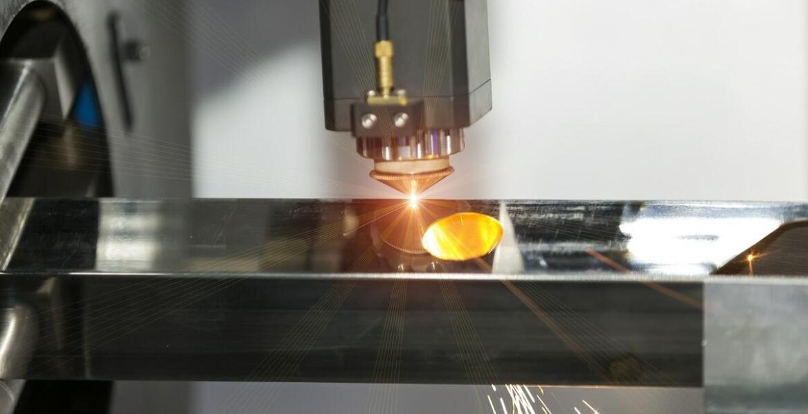 Jak spawarka laserowa fiber wpływa na precyzję spawania metali?