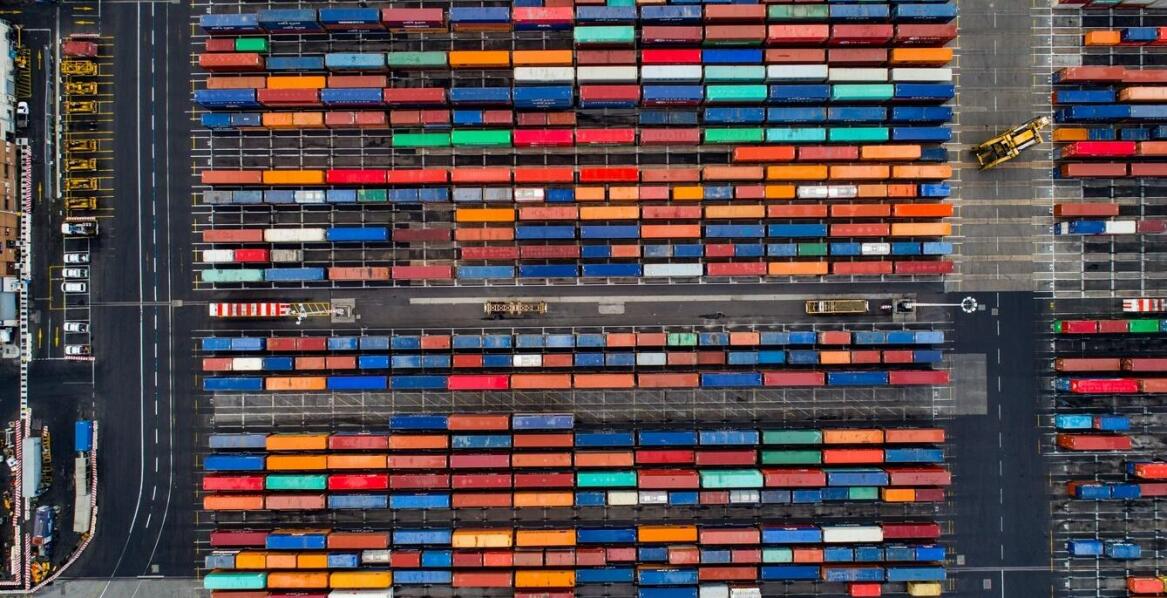 Jak transportować składane kontenery? Praktyczne wskazówki