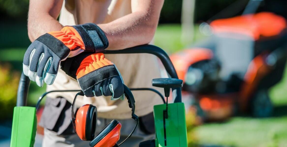 Co warto wiedzieć o wynajmie sprzętu ogrodowego na godziny?