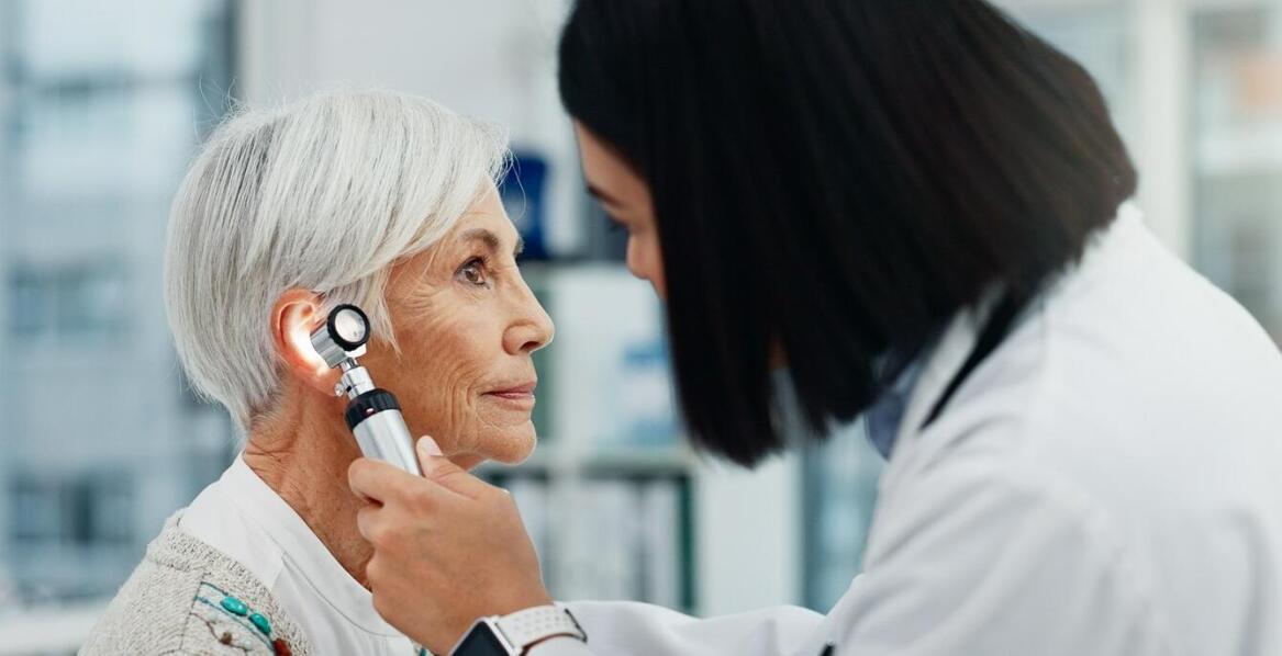 Jakie są najczęstsze objawy chorób uszu diagnozowane przez otolaryngologię?