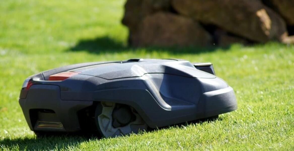 Roboty koszące a ekologia – jakie korzyści dla środowiska?