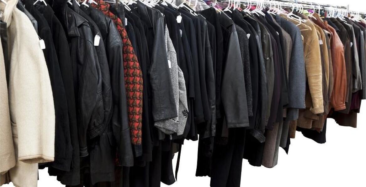 Jakie są najważniejsze zalety zakupów hurtowych odzieży outlet męskiej?